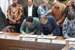 Bupati Wayan Adi Arnawa menandatangani Perjanjian Kerja Sama Pengolahan Sampah menjadi Energi Listrik (PSEL) di Ruang Rapat Utama Lantai 3, Gedung Kementerian Koordinator Bidang Pangan, Jalan Imam Bonjol No.61, Jakarta Pusat, Selasa (21/4).