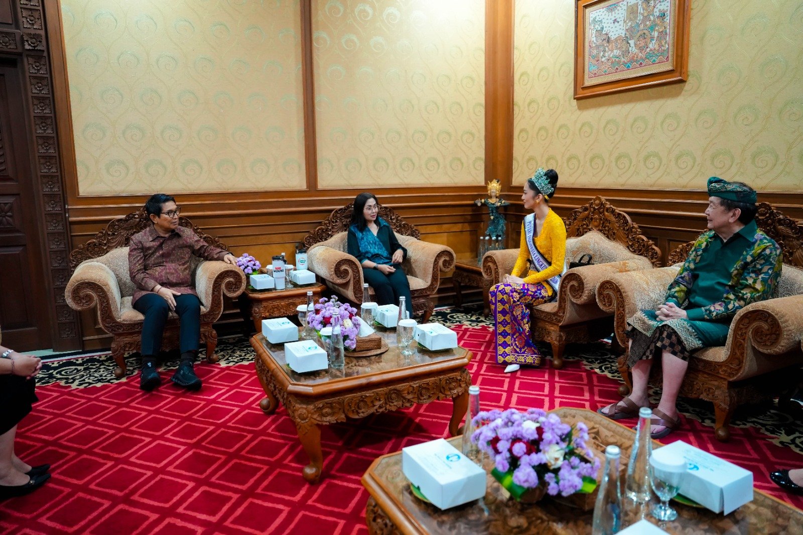 Bupati Wayan Adi Arnawa, didampingi Ketua TP PKK Badung, Nyonya Rasniathi Adi Arnawa, menerima kunjungan audiensi Puteri Indonesia Lingkungan 2026, Victoria Veronica Titisari Kosasieputri, Selasa (28/4).