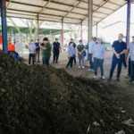 Wabup Bagus Alit Sucipta meninjau langsung Tempat Pengolahan Sampah Terpadu (TPST) Mengwitani, Minggu (12/4).