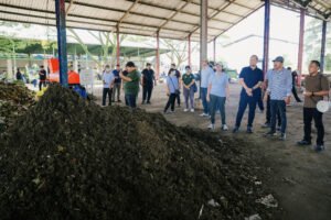 Wabup Bagus Alit Sucipta meninjau langsung Tempat Pengolahan Sampah Terpadu (TPST) Mengwitani, Minggu (12/4).