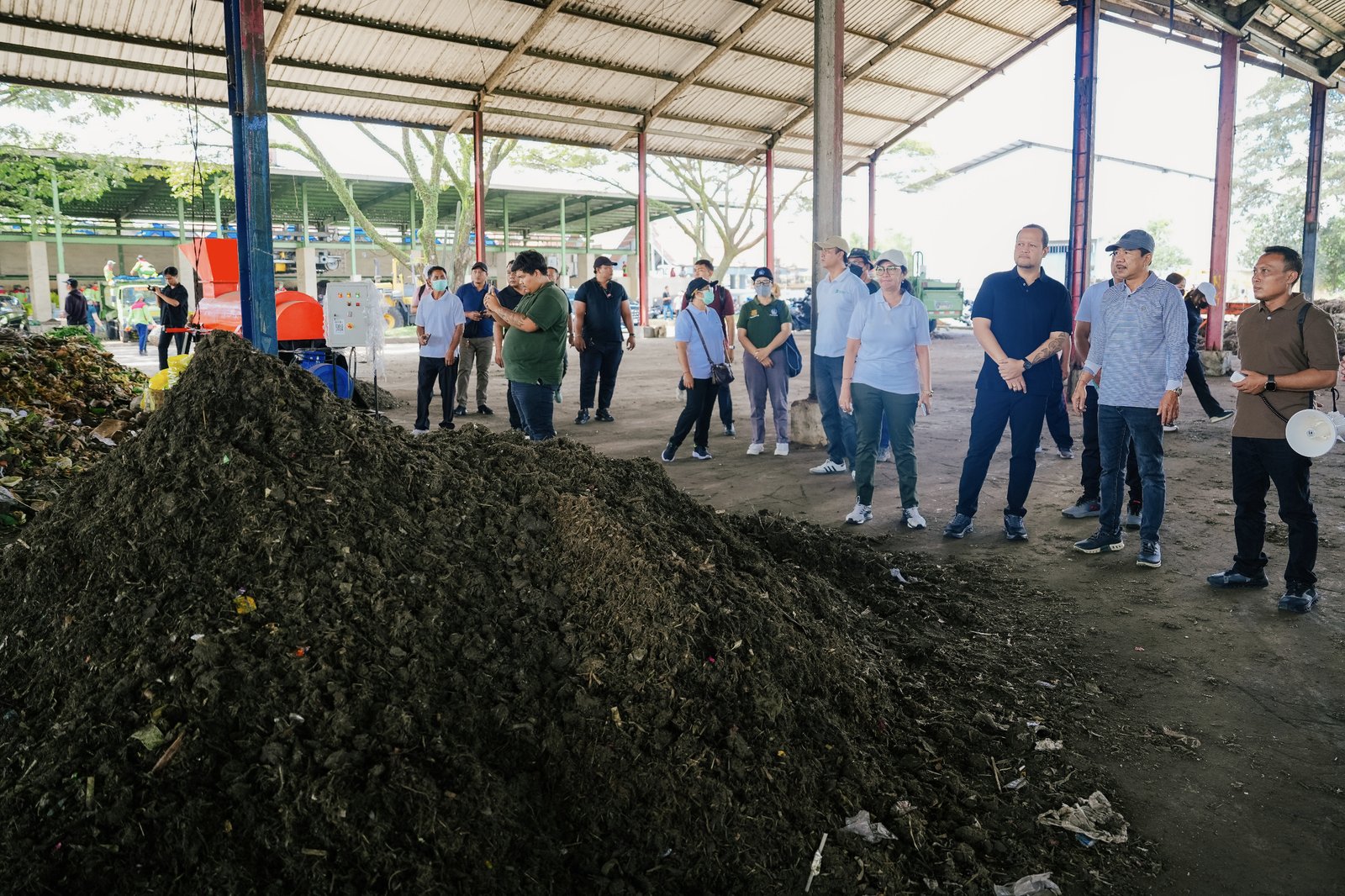 Wabup Bagus Alit Sucipta meninjau langsung Tempat Pengolahan Sampah Terpadu (TPST) Mengwitani, Minggu (12/4).