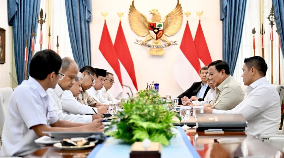 Presiden Prabowo Subianto memimpin rapat terbatas di Istana Merdeka, Jakarta, pada Senin, 6 April 2026, guna membahas percepatan program perumahan rakyat secara nasional.