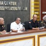 Kajati Sumsel Ketut Sumedana (tengah) saat menggelar konferensi pers