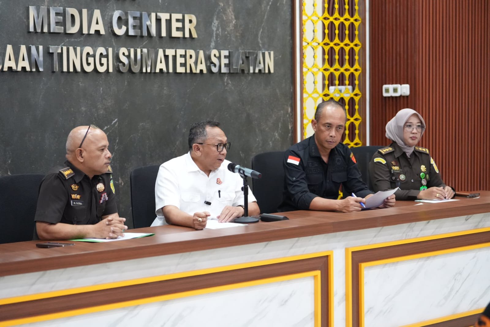 Kajati Sumsel Ketut Sumedana (tengah) saat menggelar konferensi pers