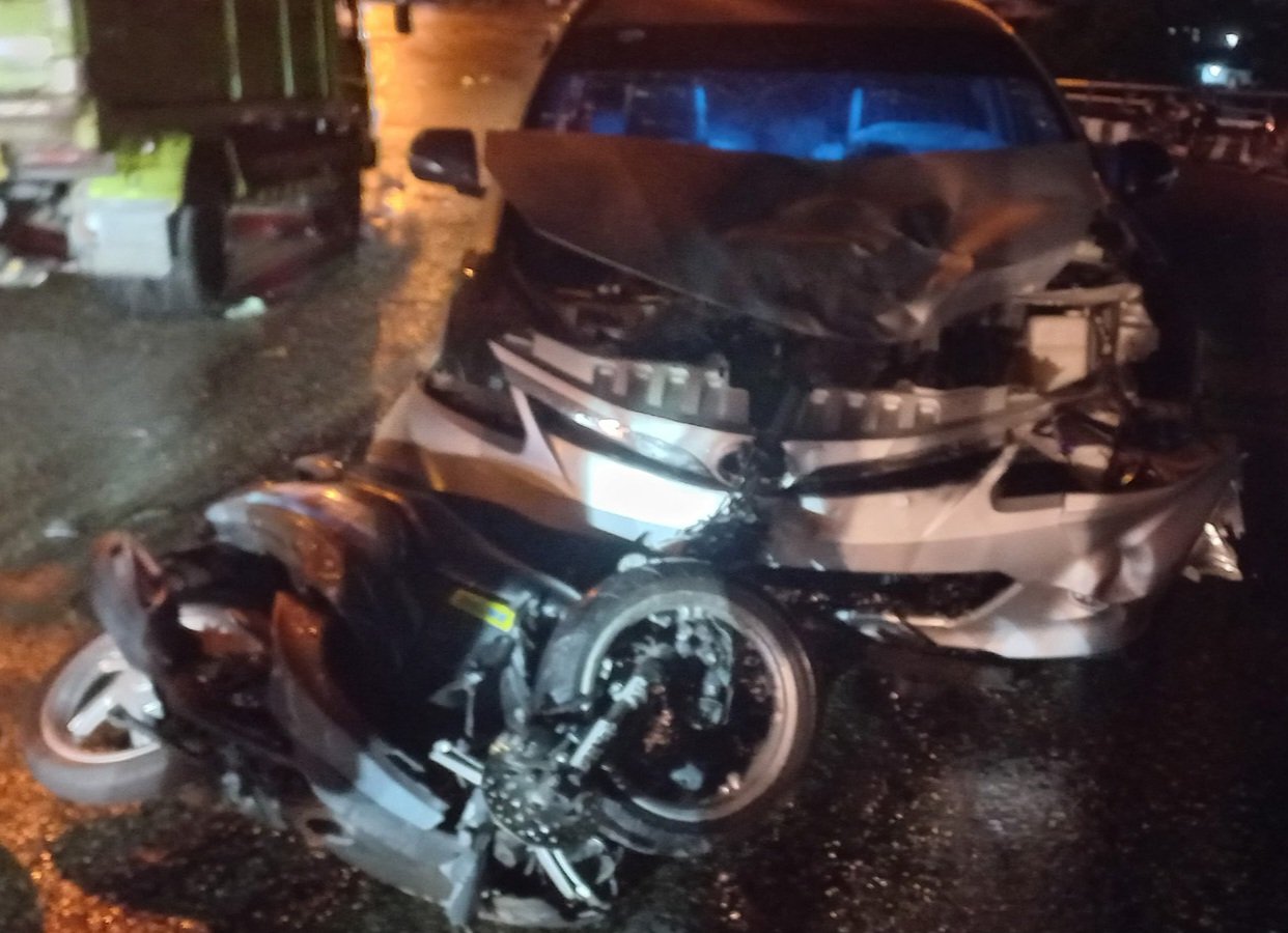 Kondisi Mobil dan sepeda motor di lokasi kejadian.