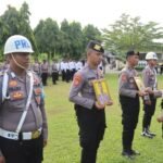 Kapolres Seram Bagian Barat, AKBP Andi Zulkifli memimpin upacara PTDH di Lapangan Polres setempat.