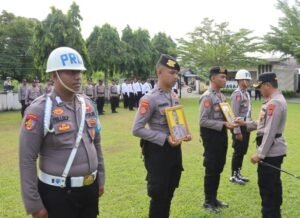 Kapolres Seram Bagian Barat, AKBP Andi Zulkifli memimpin upacara PTDH di Lapangan Polres setempat.