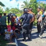 Warga Desa Seriholo, Kecamatan Amalatu, Seram Bagian Barat lakukan blokade jalan utama Trans lintas Seram.