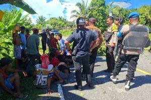 Warga Desa Seriholo, Kecamatan Amalatu, Seram Bagian Barat lakukan blokade jalan utama Trans lintas Seram.