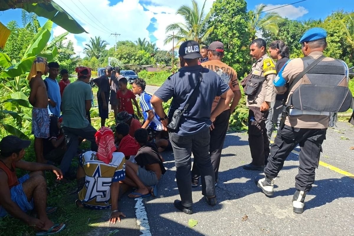 Warga Desa Seriholo, Kecamatan Amalatu, Seram Bagian Barat lakukan blokade jalan utama Trans lintas Seram.