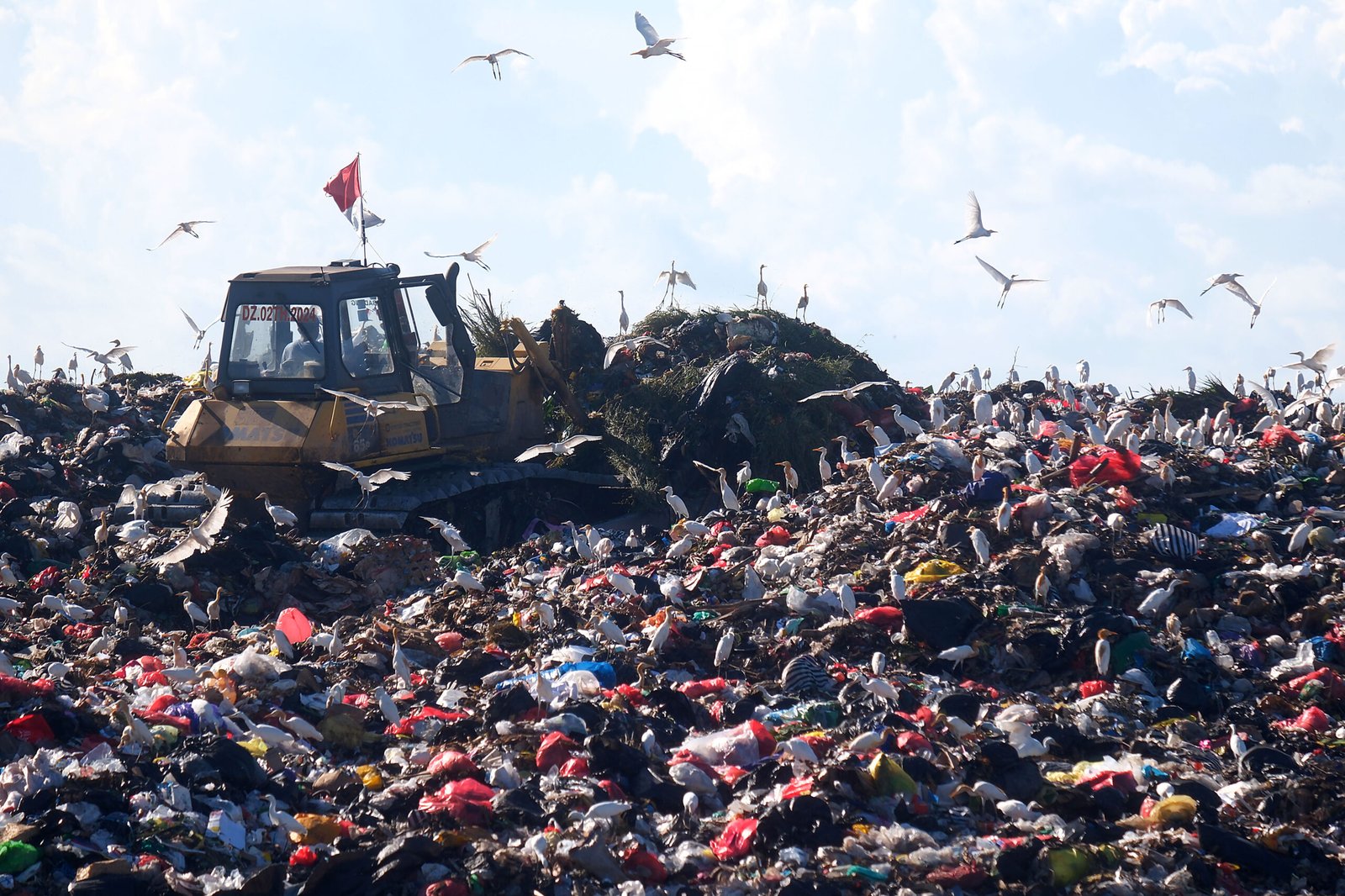 Kondisi Tempat Pembuangan Akhir (TPA) Suwung, Denpasar, Bali, Senin (30/3/2026).