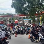 Antrean panjang disalah satu SPBU di Kota Ambon.