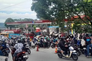 Antrean panjang disalah satu SPBU di Kota Ambon.