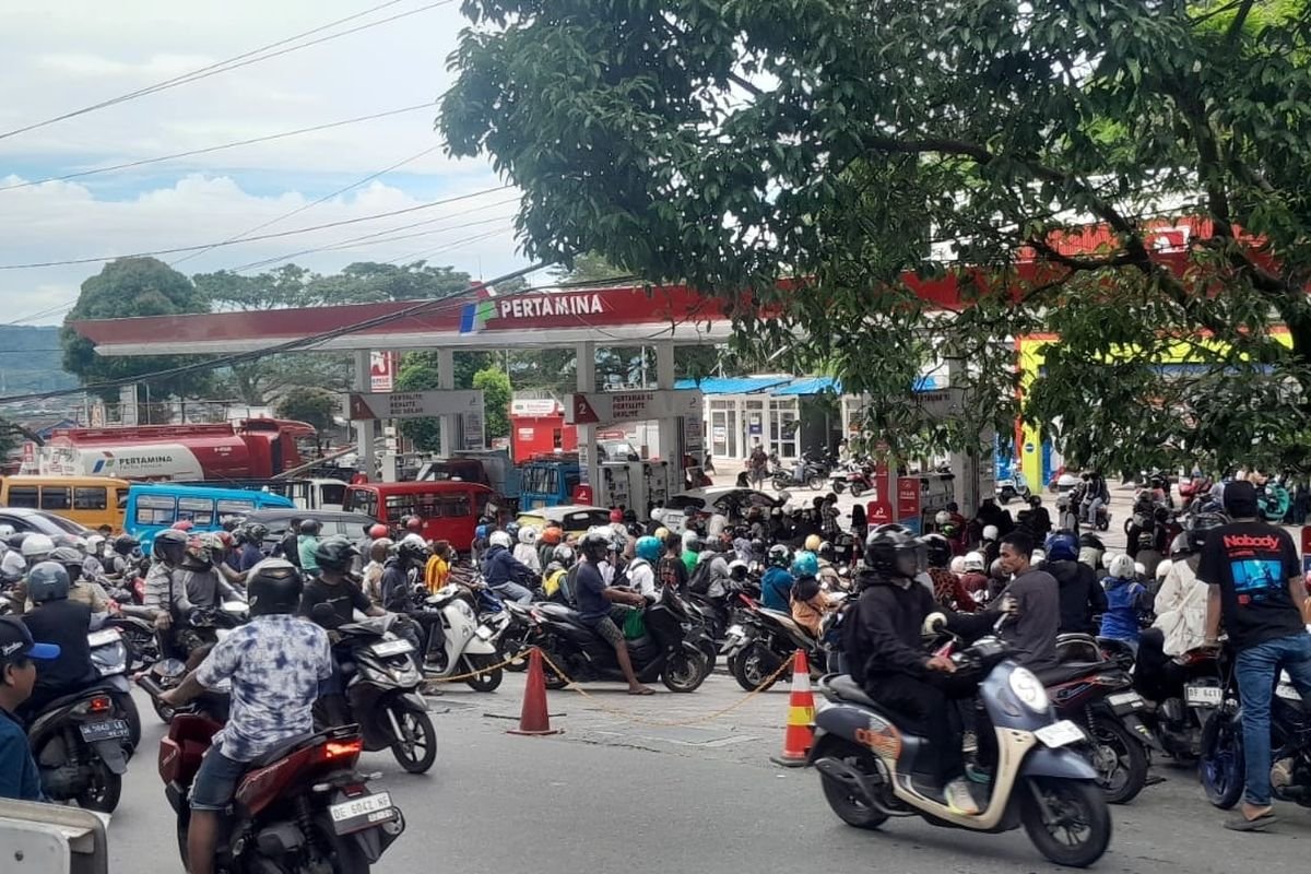 Antrean panjang disalah satu SPBU di Kota Ambon.