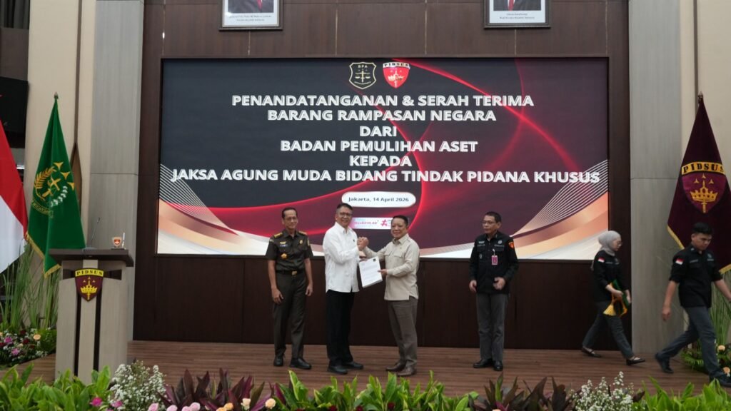 Badan Pemulihan Aset menyerahkan aset berupa tanah dan bangunan hasil rampasan negara kepada Jaksa Agung Muda Bidang Tindak Pidana Khusus (JAM Pidsus), Selasa (14/4/2026), di Gedung Bundar JAM Pidsus, Jakarta.