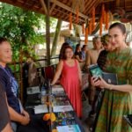 Menteri Pariwisata Widiyanti Putri Wardhana saat meninjau Bali Spirit Festival 2026 di Puri Padi & Yoga Barn, Ubud, Gianyar, Bali, Minggu (19/4/2026)