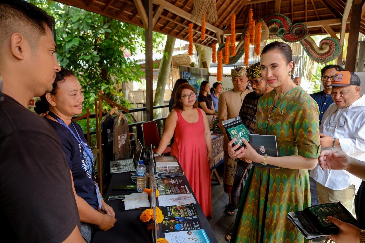 Menteri Pariwisata Widiyanti Putri Wardhana saat meninjau Bali Spirit Festival 2026 di Puri Padi & Yoga Barn, Ubud, Gianyar, Bali, Minggu (19/4/2026)