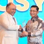 Bupati Klungkung, I Made Satria menerima penghargaan Governance Awards (NGA).