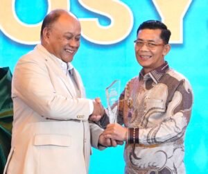 Bupati Klungkung, I Made Satria menerima penghargaan Governance Awards (NGA).