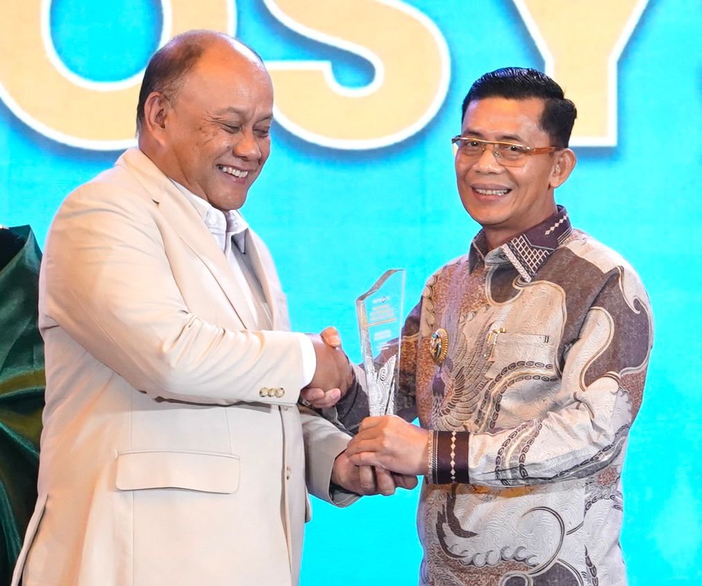 Bupati Klungkung, I Made Satria menerima penghargaan Governance Awards (NGA).