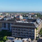 Instalasi panel surya pertama di properti Fairfield by Marriott Bali Kuta Sunset Road, kolaborasi dengan Greenvolt Power Indonesia, sebagai komitmen praktik bisnis berkelanjutan.