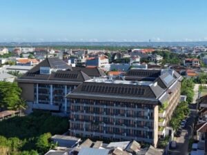 Instalasi panel surya pertama di properti Fairfield by Marriott Bali Kuta Sunset Road, kolaborasi dengan Greenvolt Power Indonesia, sebagai komitmen praktik bisnis berkelanjutan.