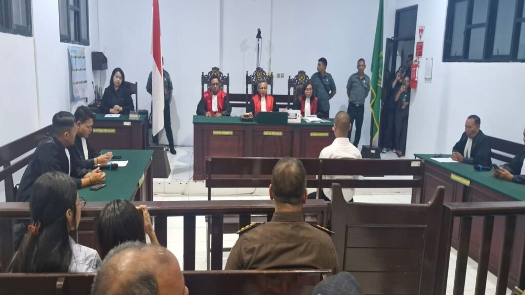 Mesias Victor Siahaya dalam ruangan persidangan, di Pengadilan Negeri Ambon.