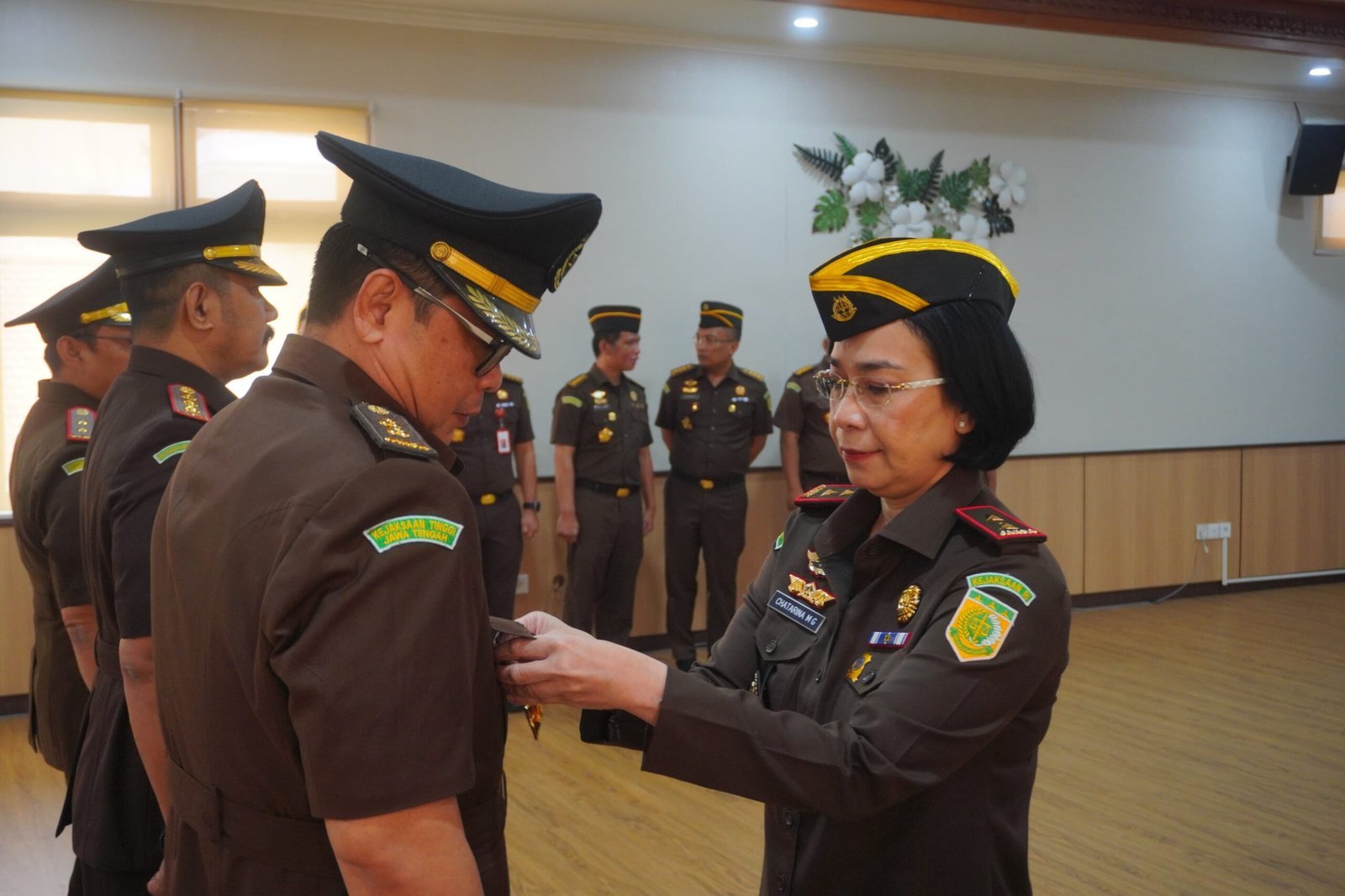 Kajati Bali, Chatarina Muliana melantik dan mengambil sumpah tiga pejabat baru di lingkungan Kejaksaan Tinggi Bali, Rabu (22/4/2026).