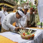 Bupati Wayan Adi Arnawa nodya Karya Ngenteg Linggih, Mapedudusan Alit dan Caru Panca Kelud di Pura Ulun Empelan Subak Aban, Desa Darmasaba, Kecamatan Abiansemal, Rabu (22/4).