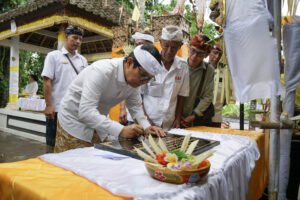 Bupati Wayan Adi Arnawa nodya Karya Ngenteg Linggih, Mapedudusan Alit dan Caru Panca Kelud di Pura Ulun Empelan Subak Aban, Desa Darmasaba, Kecamatan Abiansemal, Rabu (22/4).