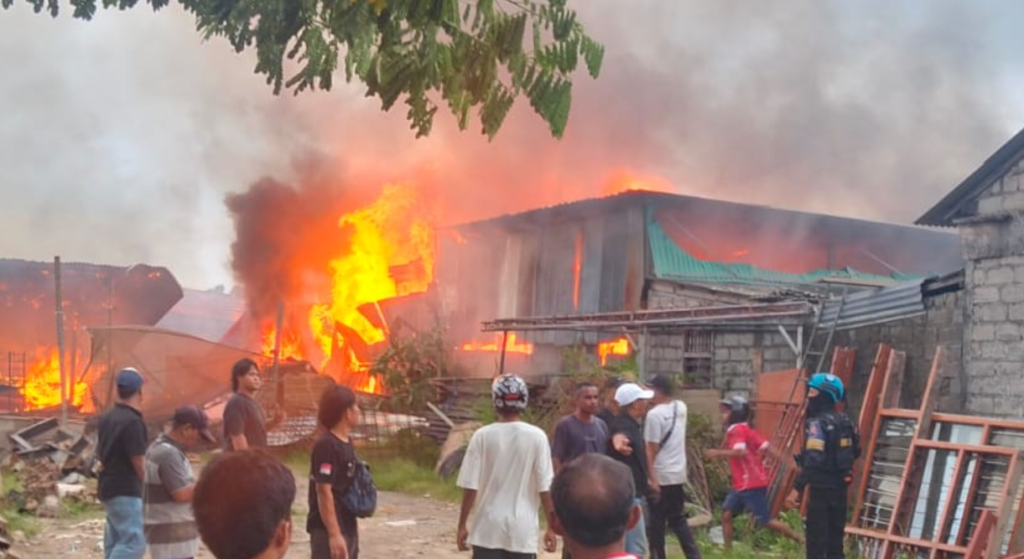 Sebuah rumah panggung yang difungsikan sebagai mess pekerja sekaligus gudang kayu hangus terbakar di Jalan Taman Pancing Timur, Desa Pemogan, Kecamatan Denpasar Selatan, Selasa (7/4/2026) sekitar pukul 17.20 WITA.