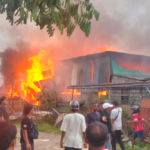 Sebuah rumah panggung yang difungsikan sebagai mess pekerja sekaligus gudang kayu hangus terbakar di Jalan Taman Pancing Timur, Desa Pemogan, Kecamatan Denpasar Selatan, Selasa (7/4/2026) sekitar pukul 17.20 WITA.
