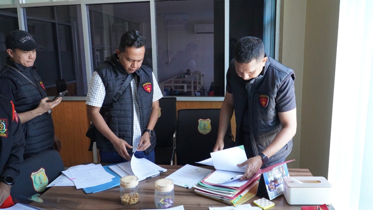 Tim penyidik Kejaksaan Tinggi Sumatera Selatan melakukan penggeledahan dalam penyidikan dugaan tipikor pada lalu lintas pelayaran di Sungai Lalan, Kabupaten Musi Banyuasin (Muba), Selasa (14/4/2026).