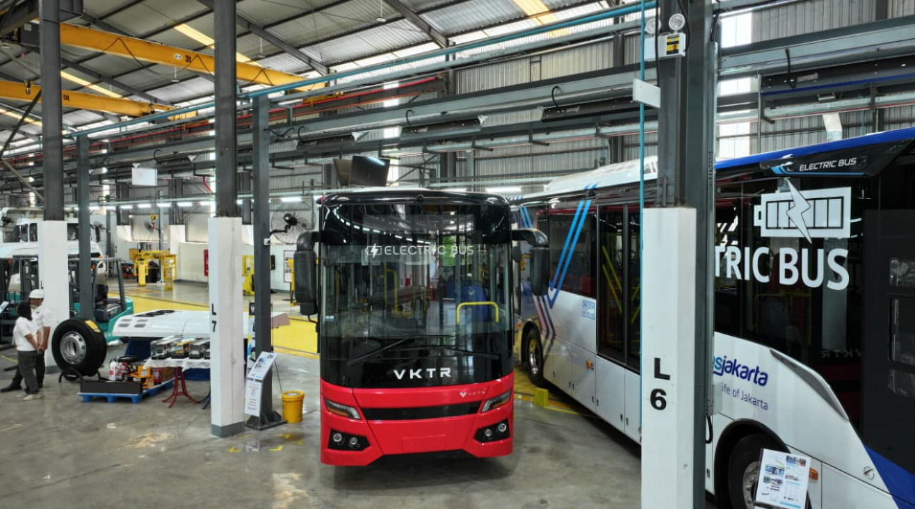 Presiden Prabowo Subianto meninjau pabrik perakitan kendaraan komersial listrik PT. VKTR Sakti Industries di Kabupaten Magelang, Provinsi Jawa Tengah, Kamis, 9 April 2026.