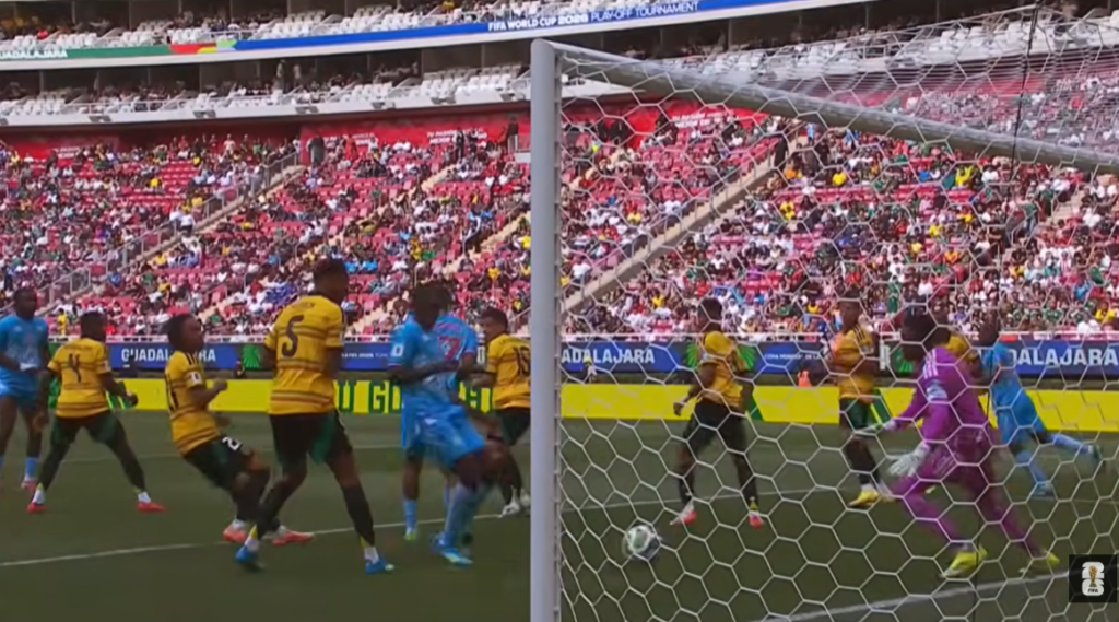 Pemain Kongo Axel Tuanzebe menyambar bola liar di kotak pinalti pada laga final play-off interkonfederasi di Guadalajara, Meksiko, Rabu (1/4/2026) pagi WIB melawan Jamaika dengan skor tipis 1-0.