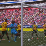 Pemain Kongo Axel Tuanzebe menyambar bola liar di kotak pinalti pada laga final play-off interkonfederasi di Guadalajara, Meksiko, Rabu (1/4/2026) pagi WIB melawan Jamaika dengan skor tipis 1-0.