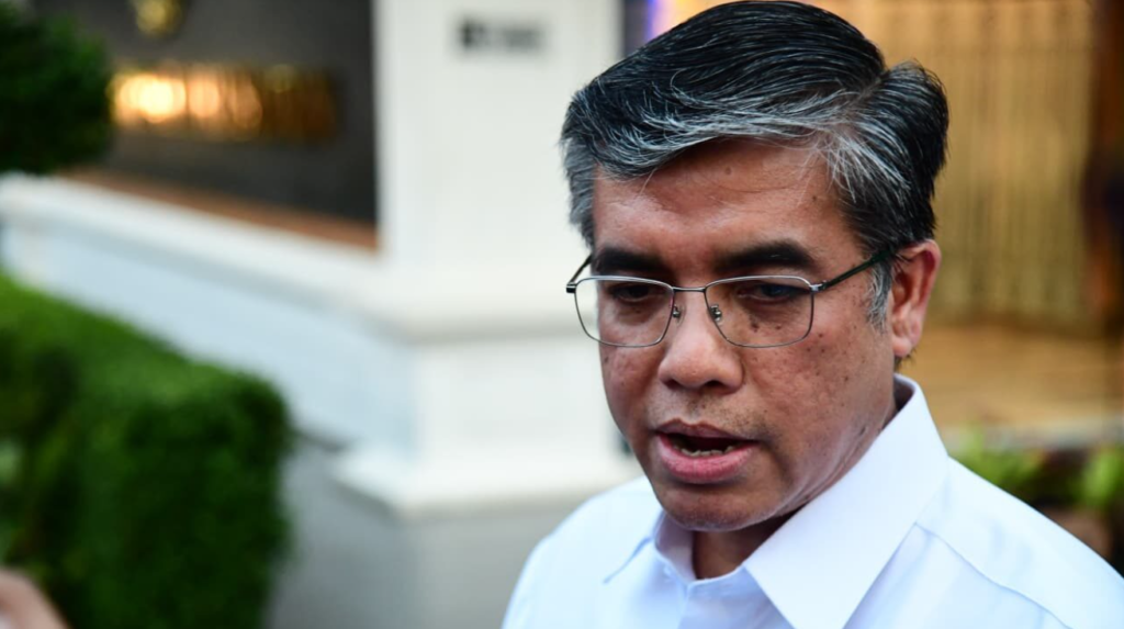 Menteri Ketenagakerjaan (Menaker), Yassierli, menyampaikan keterangannya ke awak media usai dipanggil Presiden Prabowo Subianto di Istana Merdeka, Jakarta, pada Senin, 27 April 2026.