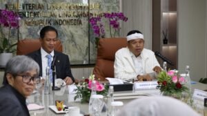 Menteri Lingkungan Hidup/Kepala BPLH, Hanif Faisol Nurofiq bersama Giubernur Jawa Barat, Dedi Mulyadi. (Foto: Biro Humas KLH/BPLH)