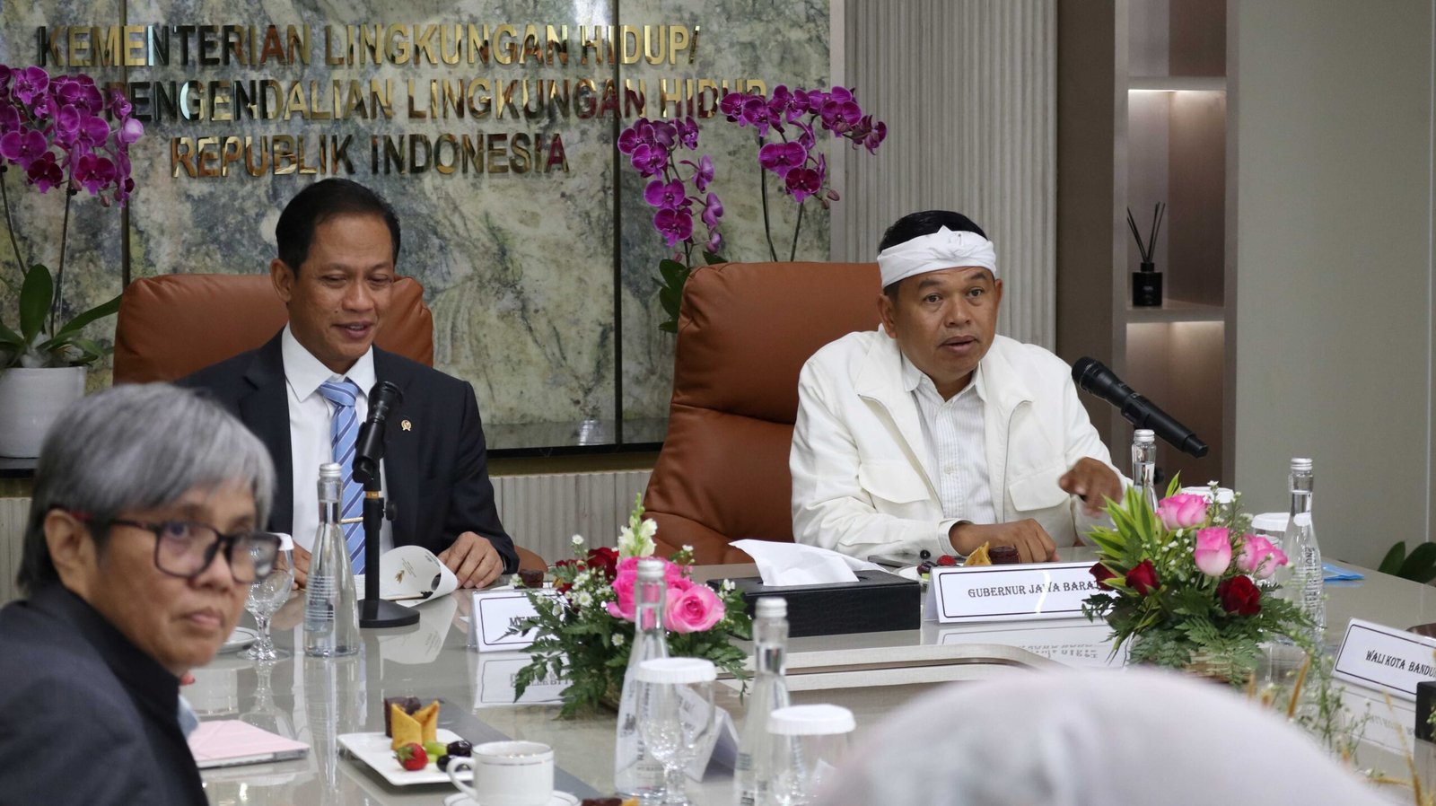Menteri Lingkungan Hidup/Kepala BPLH, Hanif Faisol Nurofiq bersama Giubernur Jawa Barat, Dedi Mulyadi. (Foto: Biro Humas KLH/BPLH)