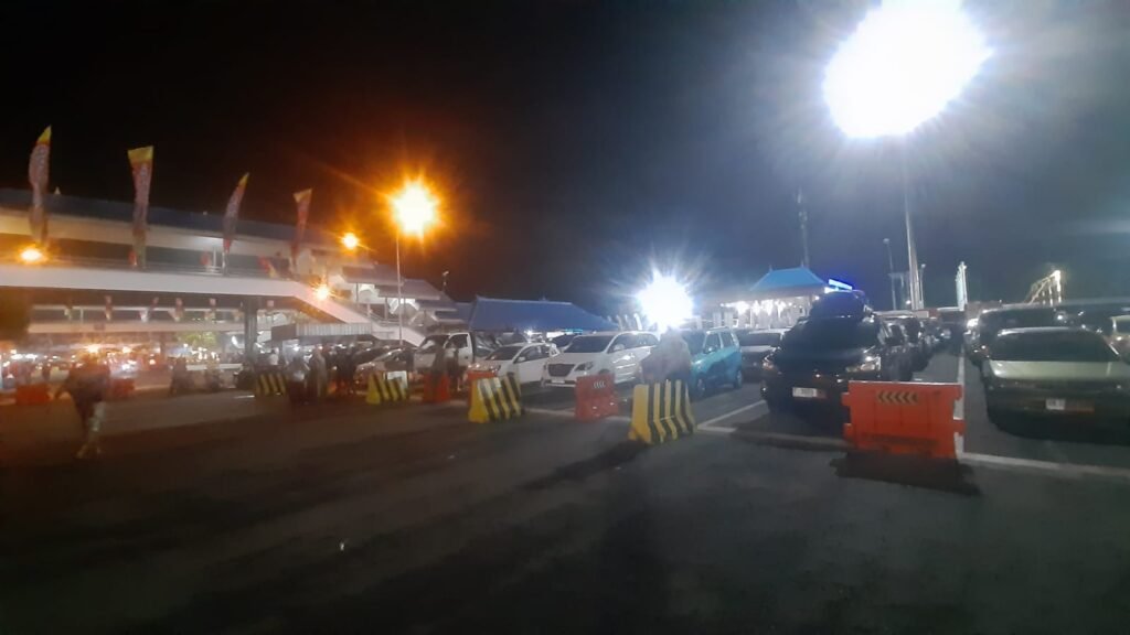 Suasana antrean kendaraan di pelabuhan Gililmanuk, Jembrana, Bali saat mudik lebaran 2026. (Foto: M-011)