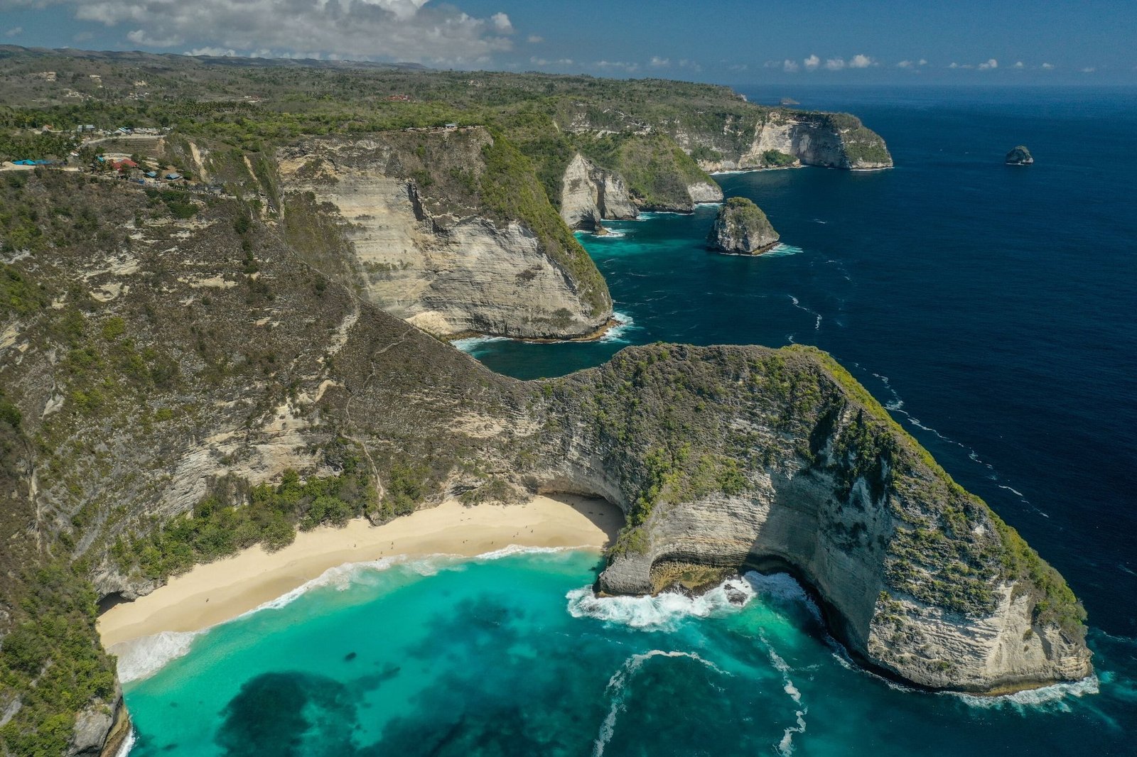 Tebing T-Rex Pantai Kelingking, Nusa Penida, Klungkung menjadi salah satu lokasi Red Bull Cliff Diving 2026.