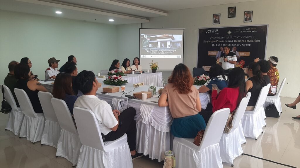 Direktur Utama PT. Bhakti Rahayu Group, Putu Ivan Yunatana saat menyampaikan materi tentang keterkaitan kesehatan dan pengelolaan lingkungan menuju masa depan berkelanjutan dalam seminar From Wellbeing to Green Economy di RSU Bhakti Rahayu Tabanan, Minggu (19/4/2026). (Foto: M-011)
