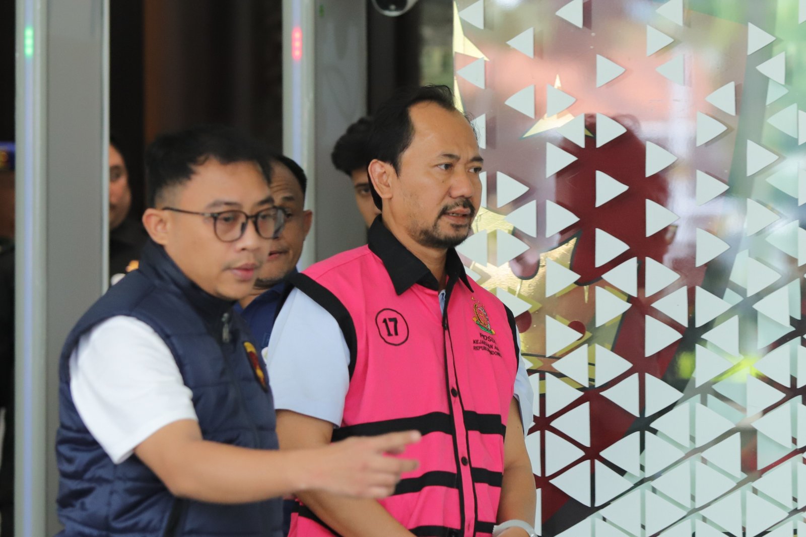 Tim Penyidik pada Jaksa Agung Muda Bidang Tindak Pidana Khusus (JAM Pidsus) menetapkan HS (Hery Susanto), Ketua Ombudsman periode 2026–2031, sebagai tersangka dalam kasus dugaan korupsi tata kelola usaha pertambangan nikel di Provinsi Sulawesi Tenggara periode 2013–2025.