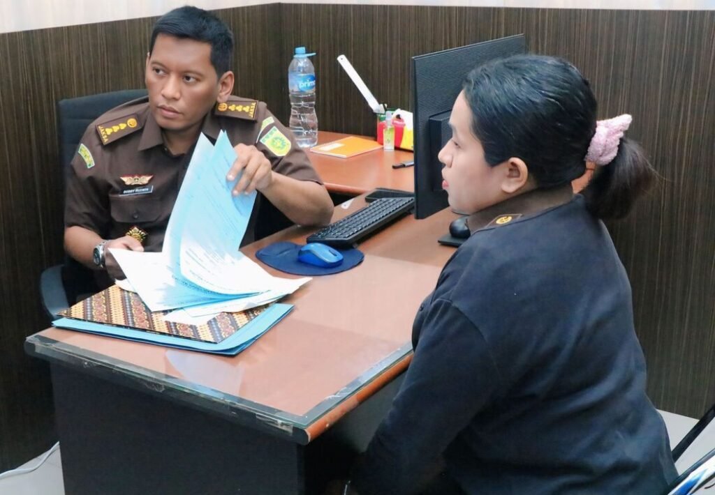 Asisten Pengawasan Kejaksaan Tinggi Maluku, Bobby Ruswin menyerahkan SK PTDH kepada oknum pegawai Kejaksaan Negeri Kepulauan Aru berinisial FS di kantor Kejaksaan Tinggi Maluku.