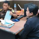 Asisten Pengawasan Kejaksaan Tinggi Maluku, Bobby Ruswin menyerahkan SK PTDH kepada oknum pegawai Kejaksaan Negeri Kepulauan Aru berinisial FS di kantor Kejaksaan Tinggi Maluku.
