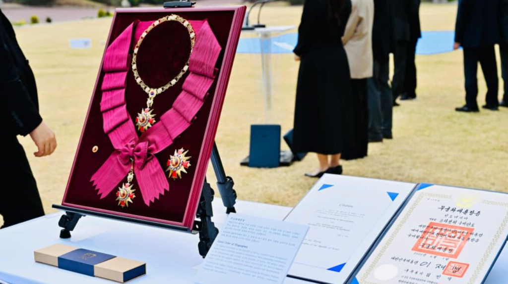 Presiden Republik Indonesia Prabowo Subianto menerima penghargaan kehormatan tertinggi dari Pemerintah Republik Korea, The Grand Order of Mugunghwa, yang dianugerahkan langsung oleh Presiden Republik Korea Lee Jae Myung, dalam sebuah Friendship Event yang berlangsung di Garden of Sangchungjae, Istana Kepresidenan Republik Korea, pada Rabu, 1 April 2026.