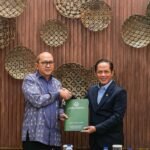Menteri LH/BPLH menyerahkan dokumen kesiapan pemerintah daerah untuk penyelenggaraan PSEL kepada CEO Danantara, Rosan Roeslani, Rabu (15/4).