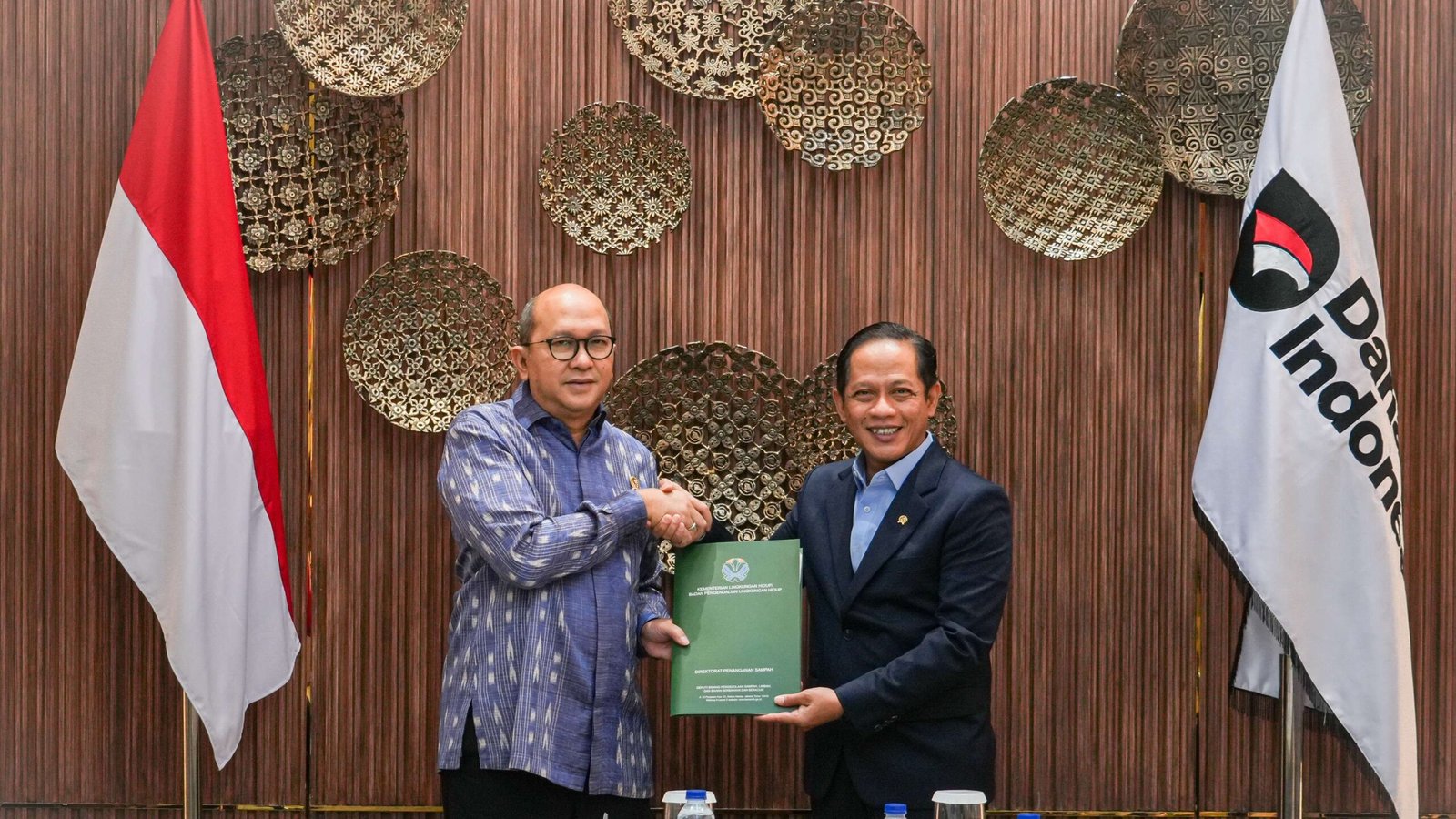 Menteri LH/BPLH menyerahkan dokumen kesiapan pemerintah daerah untuk penyelenggaraan PSEL kepada CEO Danantara, Rosan Roeslani, Rabu (15/4).