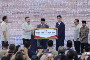 Presiden RI Prabowo Subianto menyaksikan langsung penyerahan simbolis dana Rp11,4 triliun hasil penyelamatan keuangan negara oleh Satgas Penertiban Kawasan Hutan (PKH) di Kejaksaan Agung, Jakarta, Jumat (10/4/2026)