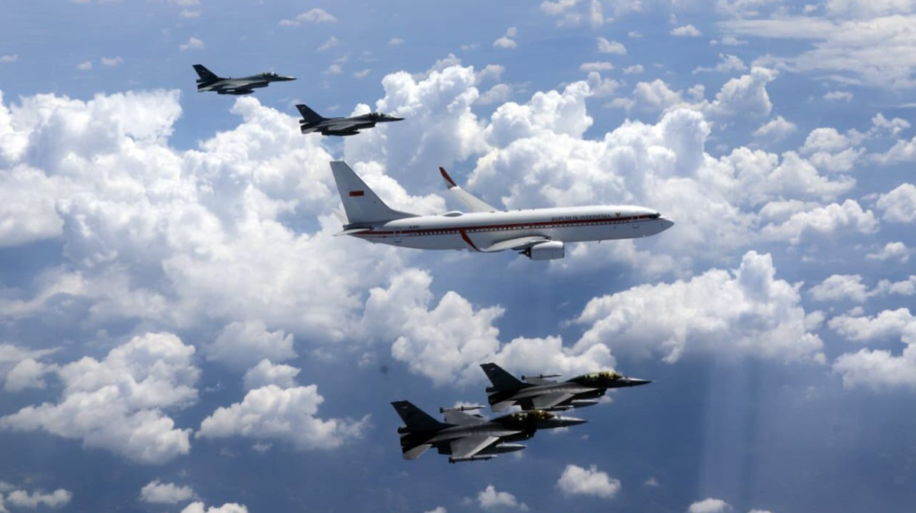 Pesawat Kepresidenan yang membawa Presiden Prabowo Subianto dari Pangkalan Udara Halim Perdanakusuma, Jakarta menuju Pangkalan Udara Adisutjipto, Kabupaten Sleman pada Kamis, 9 April 2026, mendapat pengawalan udara dari TNI AU.